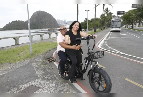 Maria Aparecida e o marido, Nilton Monteiro, já estão curtindo a bike elétrica