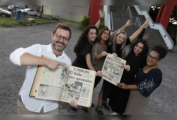 Fernando Bravim, Gabriela, Michelly, Gisele, Jossemara e Vânia mostram jornal com lista de aprovados no vestibular