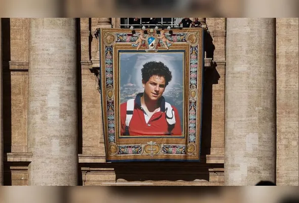Nesta quinta-feira (4), o Vaticano colocou na fachada da Basílica de São Pedro uma tapeçaria com a imagem de Carlo Acutis, o jovem chamado de “influencer de Deus”, que será canonizado neste próximo domingo (7).
