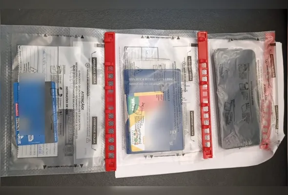Durante a operação, foram apreendidos um aparelho celular, além de documentos e cartões de crédito/débito de pessoas que não estavam presentes nos locais