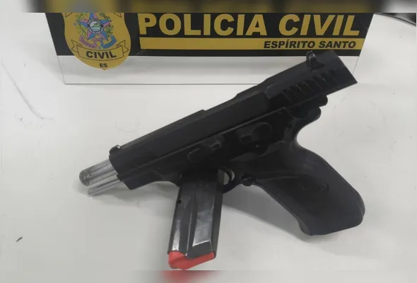 Policiais apreenderam uma pistola calibre 9mm, que pode ter sido usada no homicídio