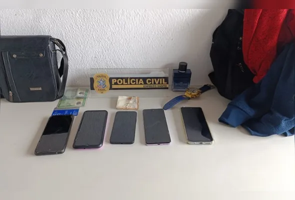 Com o suspeito, foram apreendidos cinco aparelhos furtados,  documentos, cartões bancários e R$ 500,00 em dinheiro