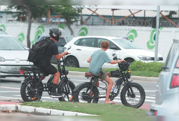 Bicicletas elétricas têm ficado cada vez mais populares entre os jovens