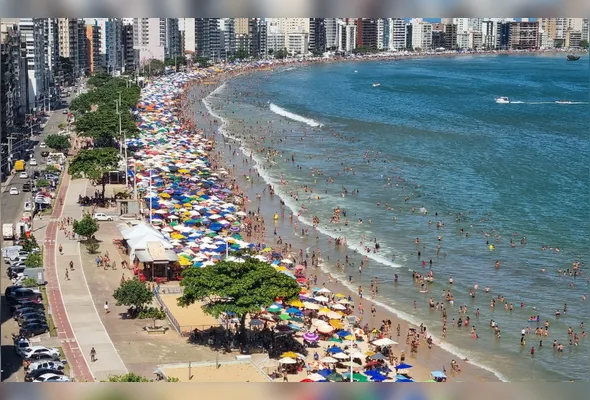 Praia do Morro, em Guarapari, lotada de turistas durante a “semana do saco cheio”, que antecipa o clima de verão no balneário capixaba