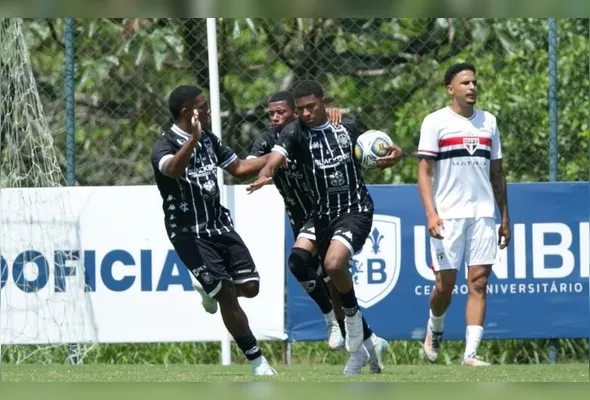 Luiz Felipe comemora após gol do Rio Branco. Equipe capixaba vai enfrentar o Santos na próxima fase