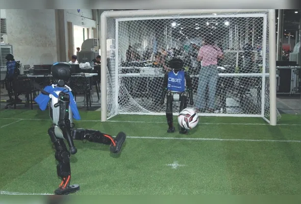 Robôs humanoides autônomos jogam partida de futebol em competição do Robótica 2025, em Jardim da Penha