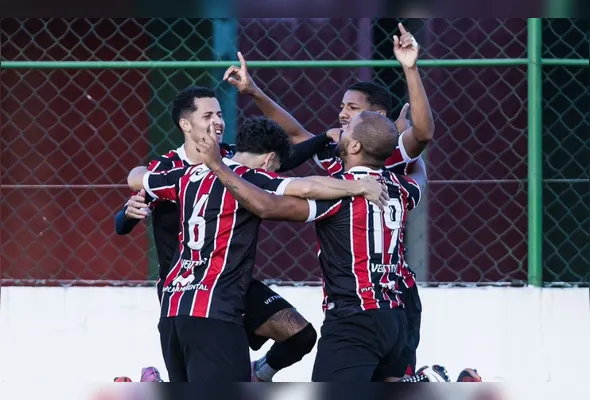 Jogadores do Serra comemoram