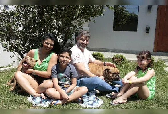 Daniela Peniche com o marido Fabrício Gonçalves e os filhos Pedro Jorge e Maria Júlia