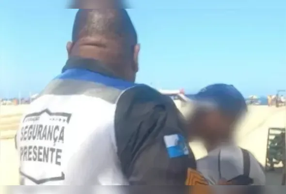 Após buscas feitas pela Polícia Militar, o homem foi "rapidamente localizado e detido" pelos agentes que estavam na areia da praia