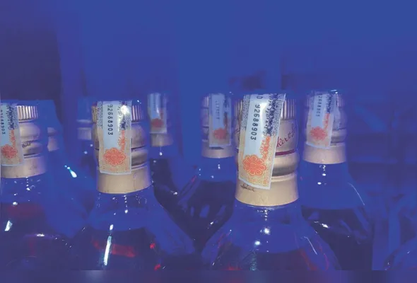 Garrafas com bebida adulterada foram descartadas em um bar de Viana após operação policial,