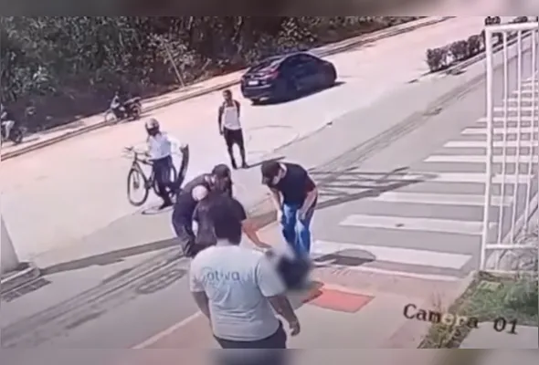 Imagens de uma câmera de segurança resgistraram o momento em que a vítima foi atropelada