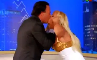 Imagem ilustrativa da imagem Acusado de abuso sexual, Julio Iglesias já forçou beijos em apresentadora