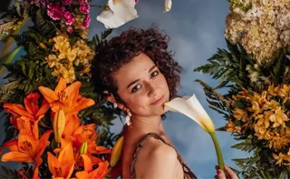 Imagem ilustrativa da imagem Aline Maria entre flores, espinhos e música em álbum