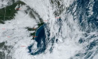 Imagem ilustrativa da imagem Após causar ventos acima de 100 km/h, ciclone perde força e se distancia do litoral