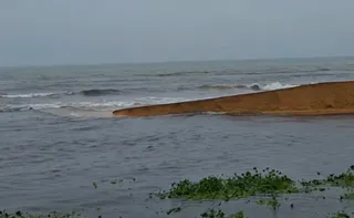 Imagem ilustrativa da imagem Barra da Lagoa de Carapebus se rompe após dia de fortes chuvas