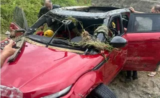 Imagem ilustrativa da imagem Bebê e casal de estrangeiros morrem após carro ser arrastado por enxurrada