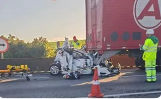Imagem ilustrativa da imagem Carro fica esmagado entre carretas em acidente com ao menos 3 mortos no PR