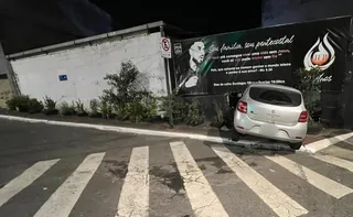 Imagem ilustrativa da imagem Carro invade muro de igreja e causa estrago