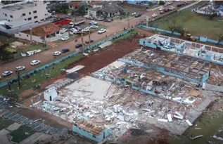 Imagem ilustrativa da imagem Cidade devastada no Paraná por tornado tem 2 mil sem luz; 32 seguem internados