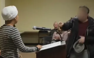 Imagem ilustrativa da imagem EUA: homem usa seringa para jogar líquido desconhecido em deputada democrata