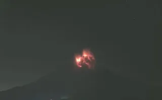 Imagem ilustrativa da imagem Erupção de vulcão no Japão levanta coluna de 4,4 km de cinzas e cancela voos