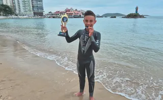 Imagem ilustrativa da imagem Estudante de 12 anos encara desafio e nada 15 km no mar