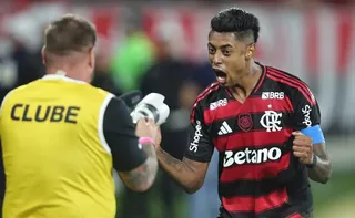 Imagem ilustrativa da imagem Fla vence, aproveita derrota do Palmeiras e volta a igualar rival