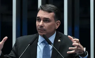 Imagem ilustrativa da imagem Flávio Bolsonaro vai atrás de 'recall' do pai em igrejas evangélicas