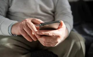 Imagem ilustrativa da imagem Golpes digitais: famílias reforçam vigilância para proteger idosos