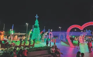 Imagem ilustrativa da imagem Guarapari aposta em vila natalina e vira cenário instagramável no Natal