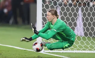 Imagem ilustrativa da imagem Herói do PSG, Safonov fraturou a mão durante jogo contra o Flamengo