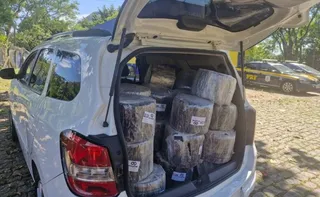 Imagem ilustrativa da imagem Homem é preso após ser flagrado furtando carga de caminhão envolvido em acidente