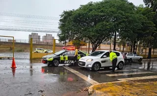 Imagem ilustrativa da imagem Inabilitado, homem vai dirigindo ao Detran-DF para realizar prova teórica da CNH