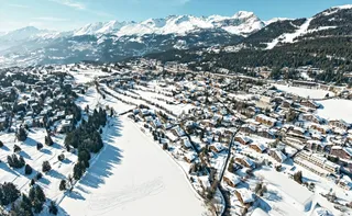 Imagem ilustrativa da imagem Incêndio na Suíça acontece em estação badalada, que teve ator de 007 como morador