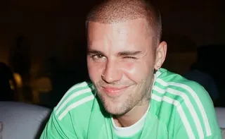 Imagem ilustrativa da imagem Justin Bieber relata queda de skate elétrico: "Até cantar, rir, tudo dói"