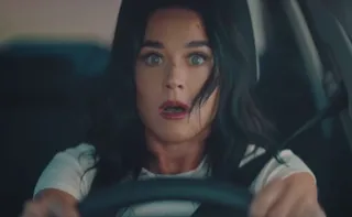 Imagem ilustrativa da imagem Katy Perry cai muito em vídeo com prévia de 'Bandaids'