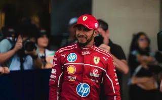 Imagem ilustrativa da imagem Lewis Hamilton vive inferno astral em primeiro ano na Ferrari