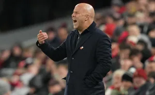 Imagem ilustrativa da imagem Liverpool massacra Real Madrid, supera noite de gala de Courtois e cola no topo