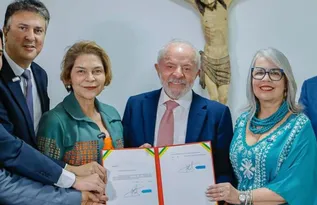 Imagem ilustrativa da imagem Lula assina MP e piso nacional dos professores sobe para R$ 5.130,63