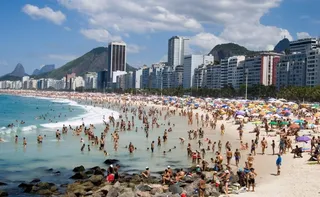 Imagem ilustrativa da imagem Mais de mil pessoas foram resgatadas no mar de Copacabana na virada do ano no Rio