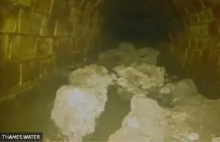 Imagem ilustrativa da imagem O que é o 'iceberg de gordura' de 100 toneladas achado no esgoto de Londres