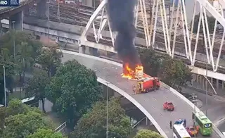 Imagem ilustrativa da imagem Ônibus pega fogo e interdita viaduto no Rio de Janeiro; veja vídeo