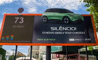 Imagem ilustrativa da imagem Outdoor com sensor de ruído destaca Geely EX2 na Praia de Camburi