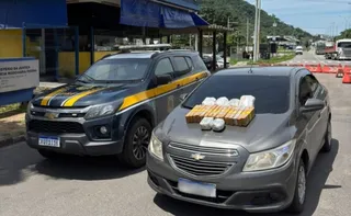 Imagem ilustrativa da imagem PRF apreende 20 kg de drogas na BR-101 em Viana e motorista é preso