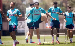 Imagem ilustrativa da imagem Pedro treina no campo e aumenta chances de estar em campo na final da Libertadores