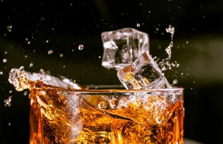 Imagem ilustrativa da imagem Pernambuco é 2º em intoxicação por metanol no país; Saúde encerra Sala de Situação