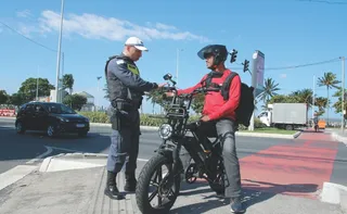 Imagem ilustrativa da imagem Policial tira dúvidas sobre novas regras para motos e bikes elétricas