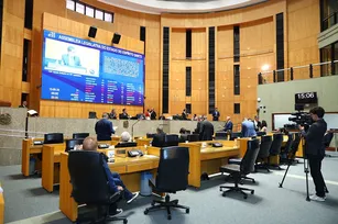 Imagem ilustrativa da imagem Políticos com olhos nas siglas pequenas