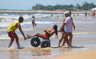 Imagem ilustrativa da imagem Projeto que oferece banho de mar para pessoas com deficiência está de volta