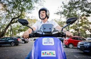 Imagem ilustrativa da imagem Recife firma convênio para oferecer 800 veículos elétricos a entregadores por app